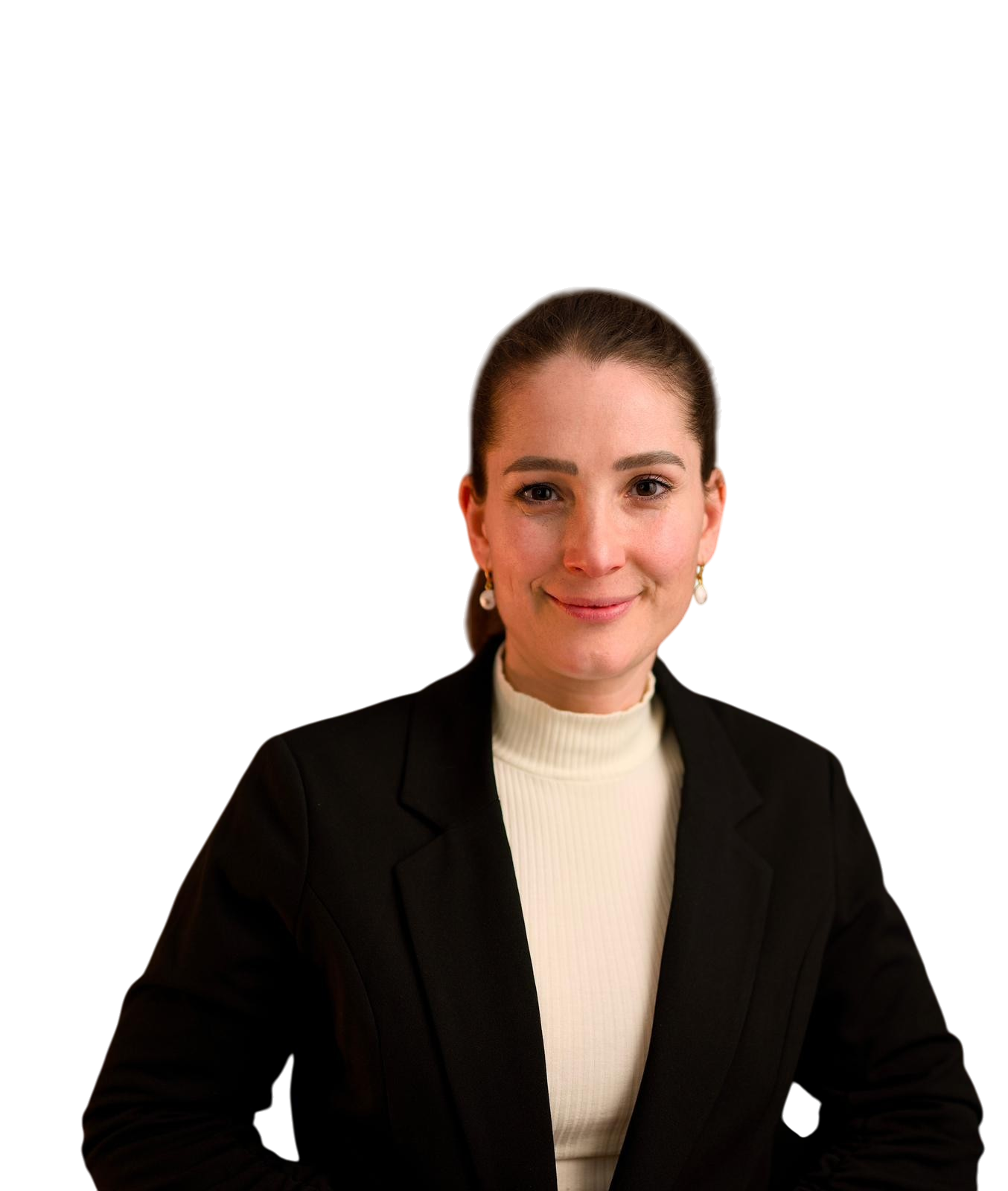 Fotoaufnahme Oberkörper Dilara Karan, Betreiberin Sakura Head Spa Unterschleißheim, beiger Rollkragenpullover, schwarzer Blazer, lächelt sympathisch in die Kamera